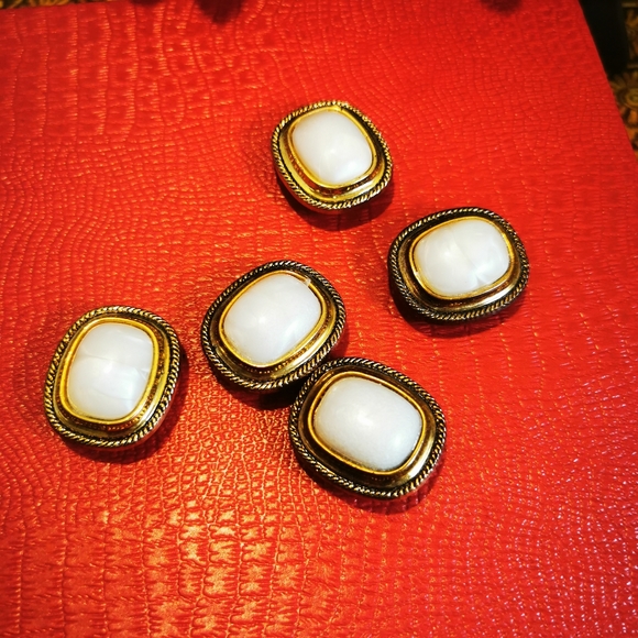 Set of Five Gold Tone and Pearlized Plastic Vintage Button Covers - Picture 4 of 11